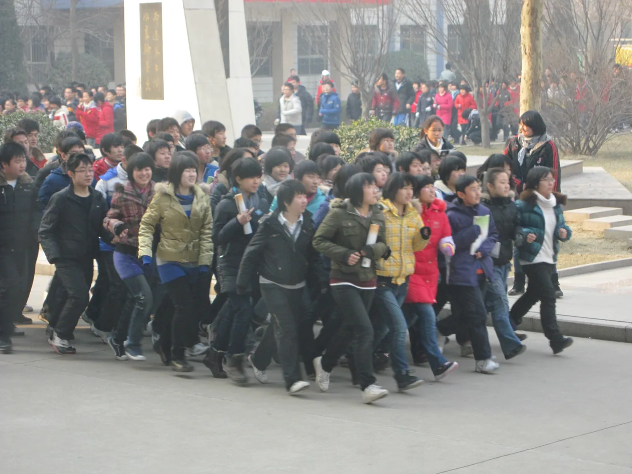 Grupo de estudiantes corriendo en una actividad escolar en Hengshui, China