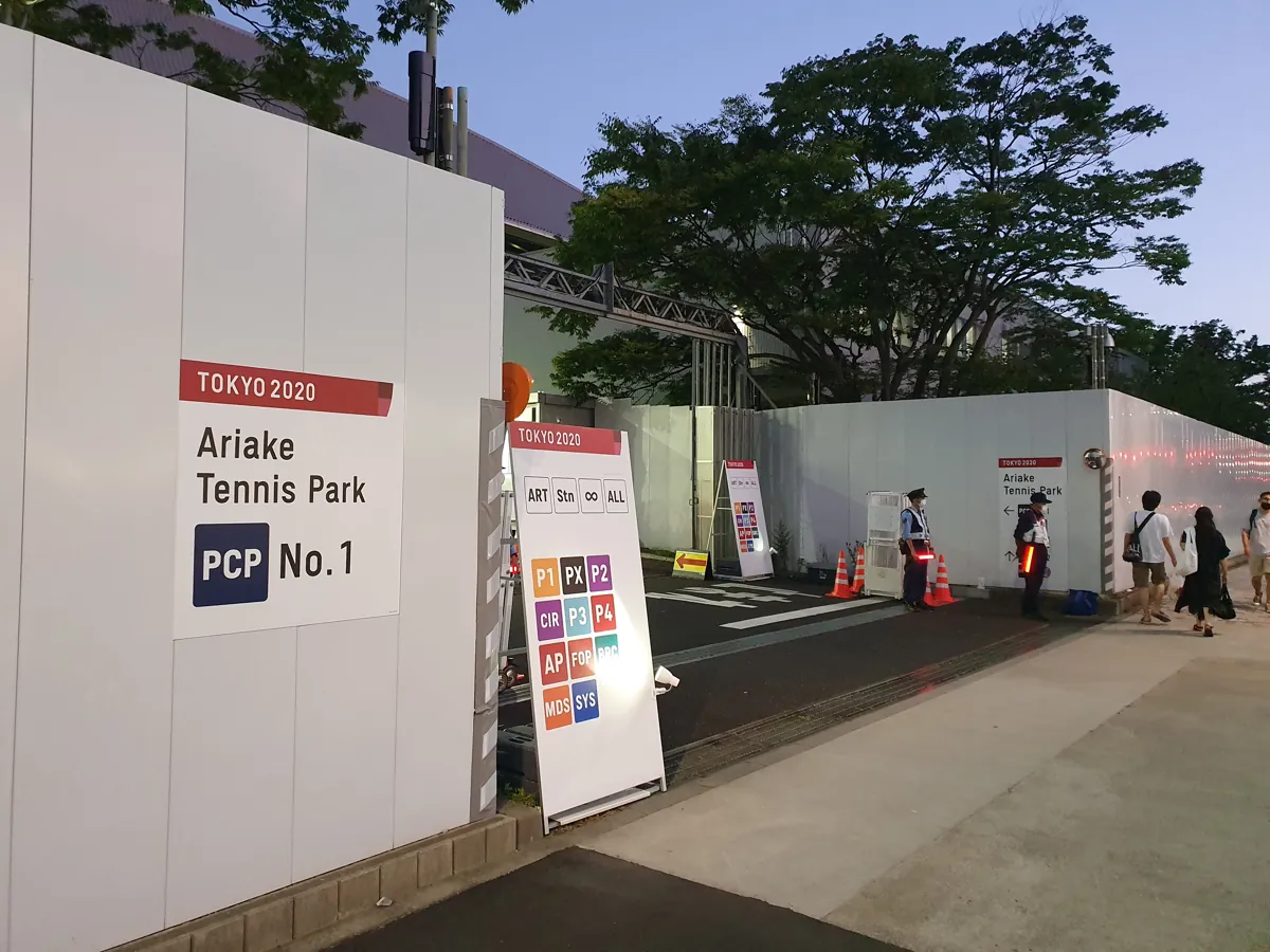 Entrada del recinto de tenis de Ariake con señalización de Tokyo 2020 en julio de 2021.