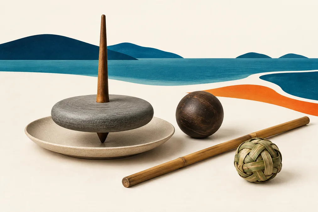 Ilustración conceptual de un trompo de piedra, una pelota de madera, un palo de bambú y una pelota tejida ante un mar abstracto.