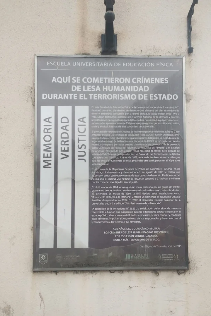 Señalización del sitio de memoria de la Facultad de Educación Física de Tucumán en 2024
