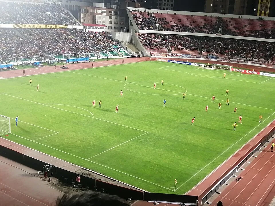 Graderías y campo del Estadio Hernando Siles de La Paz