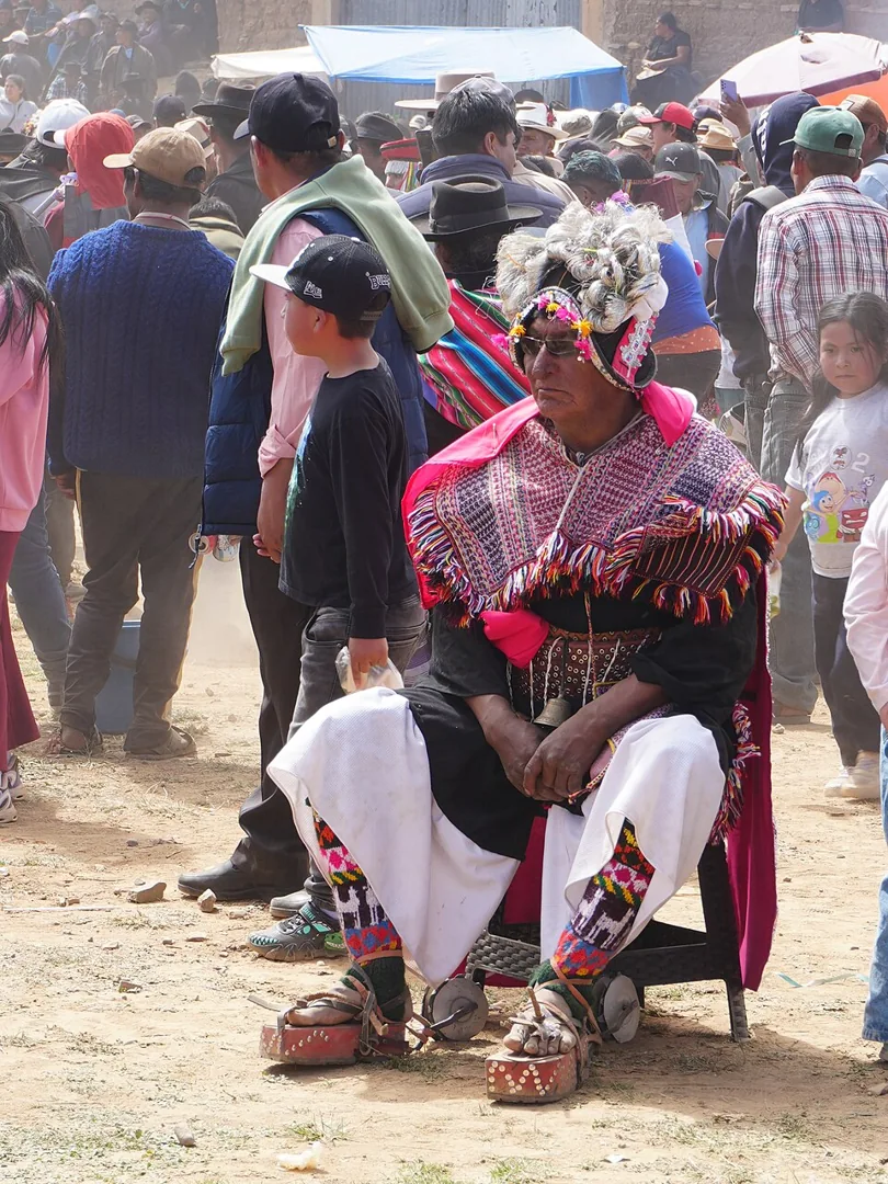 Danzante con vestimenta de Pujllay en la Gran Pukara de Tarabuco