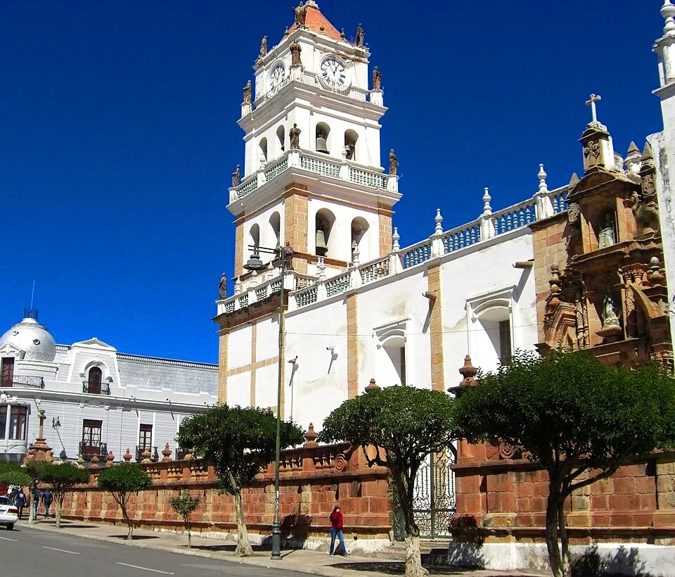 Vista de la catedral y el entorno urbano de Sucre