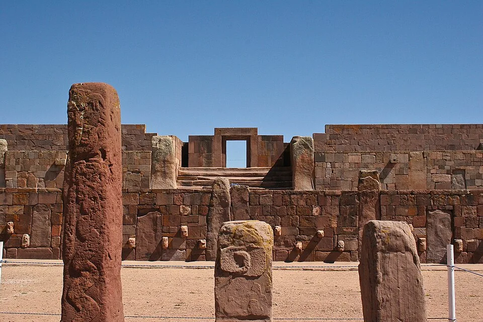 Muros y entrada del templo de Kalasasaya en Tiwanaku