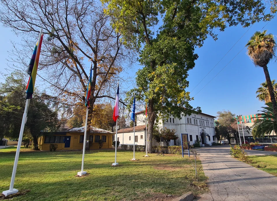 Fachada de la Universidad Metropolitana de Ciencias de la Educación en 2022