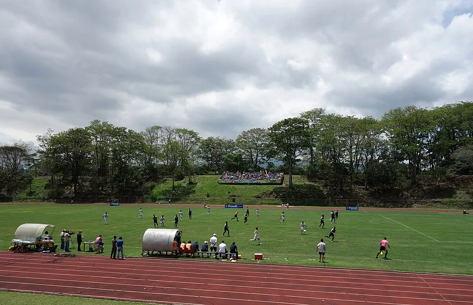 Partido de fútbol en el Estadio Ecológico de Costa Rica en 2013