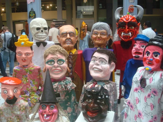 Personajes de una mascarada tradicional costarricense en una exhibición