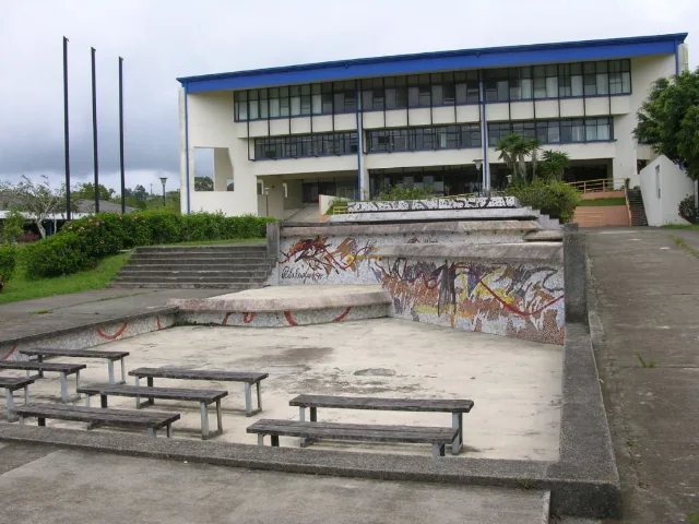 Plazoleta y biblioteca de la UCR Sede de Occidente