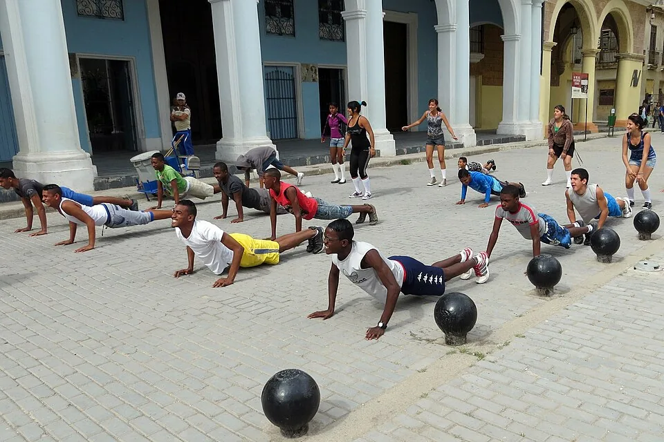 Estudiantes de secundaria durante una clase de educación física en La Habana