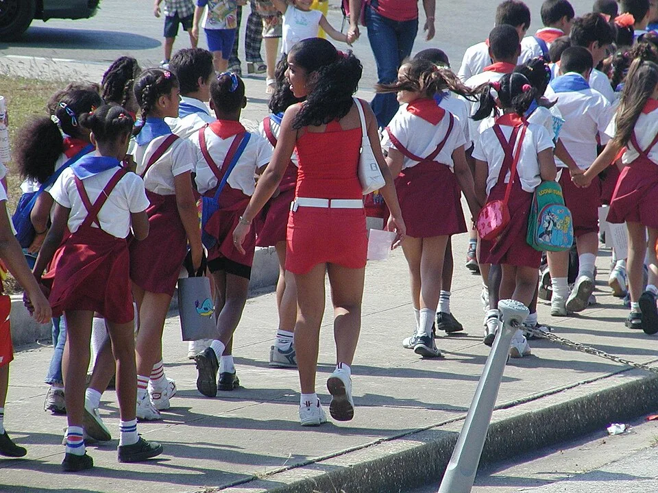 Grupo de escolares cubanos en una fotografía de TopazSun