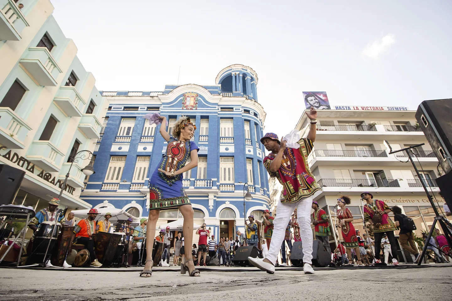 Participantes en una interpretación de rumba cubana en Camagüey