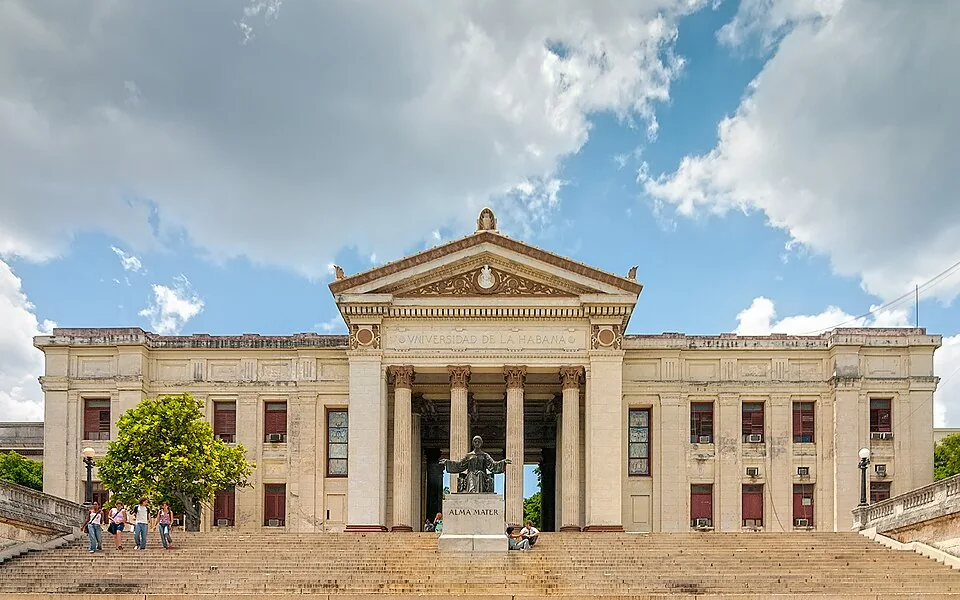 Entrada de la Universidad de La Habana fotografiada por Anton Zelenov