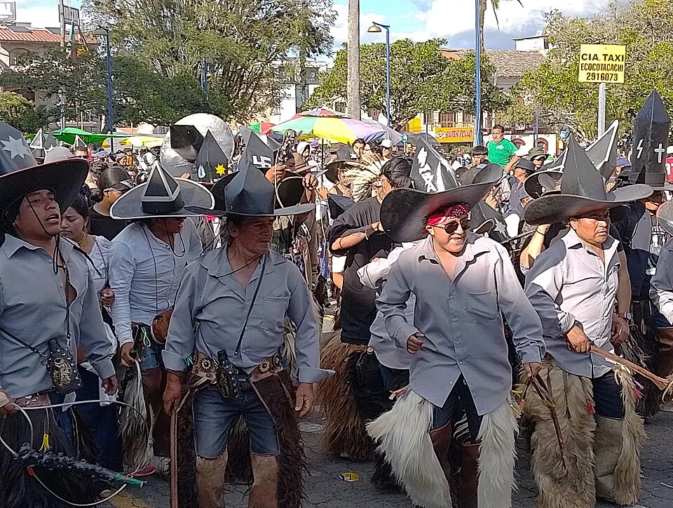 Participantes del Inti Raymi de Cotacachi en 2024