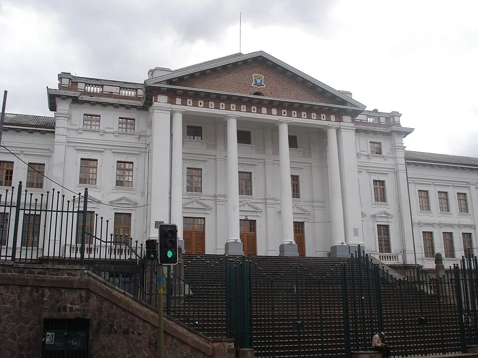 Edificio central del Instituto Nacional Mejía en Quito, fotografía de 2010