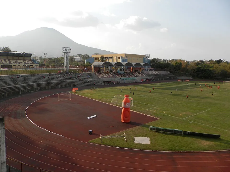 Costado poniente del Estadio Universitario de la Universidad de El Salvador