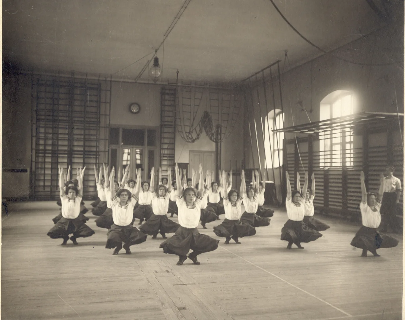 Clase de gimnasia sueca en Estocolmo hacia 1910, antecedente de redes de formación latinoamericanas