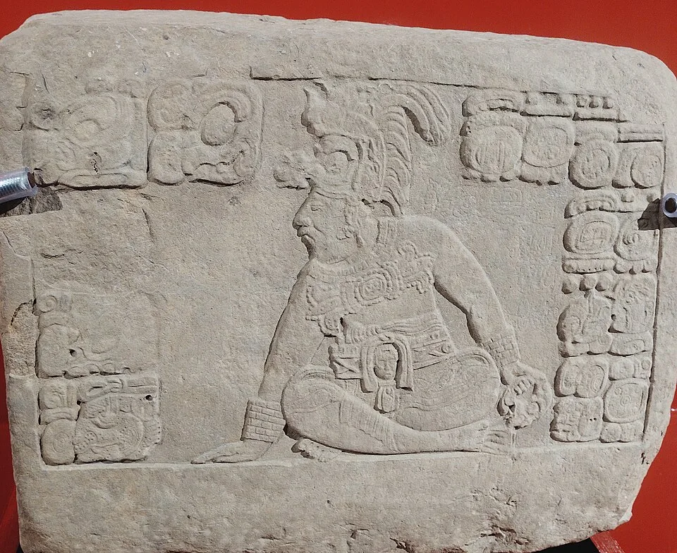 Relieve del juego de pelota de La Corona, Petén