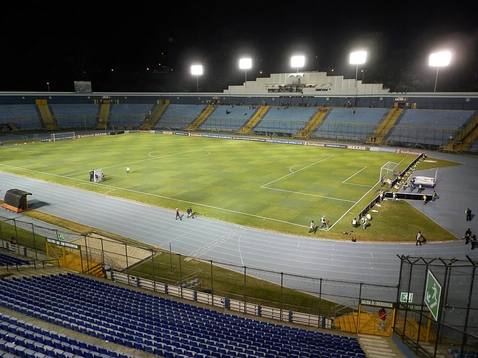 Estadio de Guatemala iluminado durante la noche en 2015