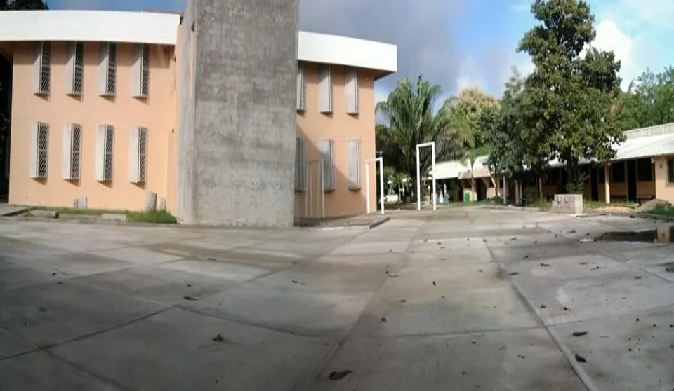 Edificios universitarios de la USAC en Petén