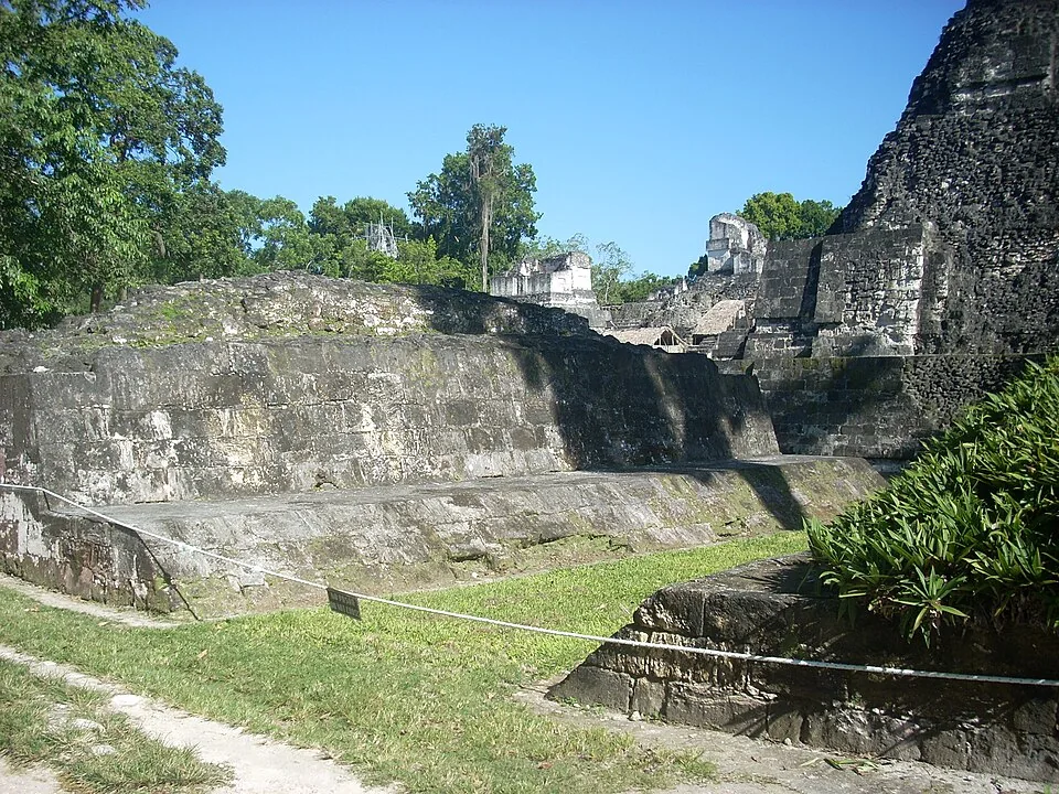 Cancha arqueológica del juego de pelota en Tikal