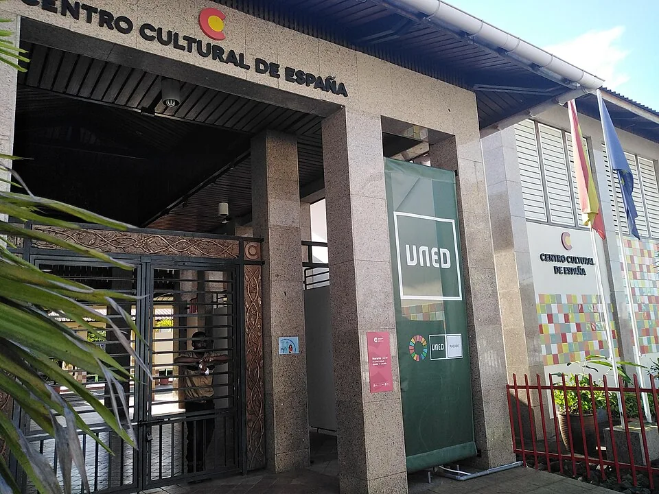 Entrada del Centro Asociado de la UNED en Malabo