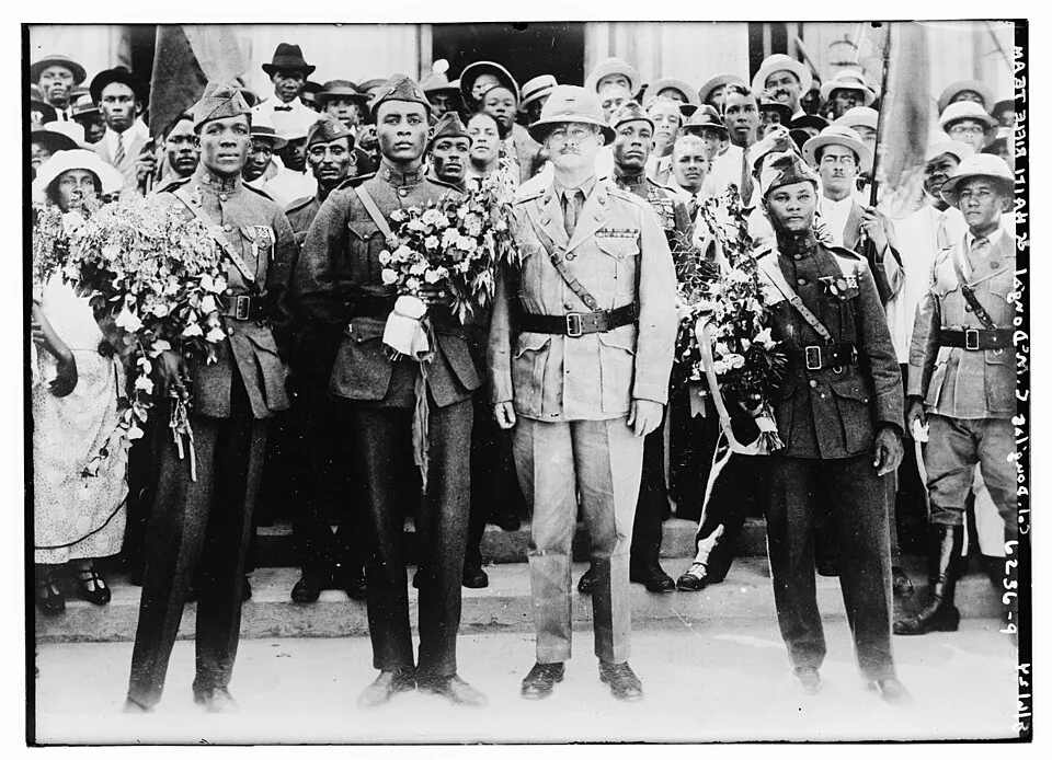 Equipo haitiano de tiro y Douglas McDougal posan en una fotografía histórica de 1924