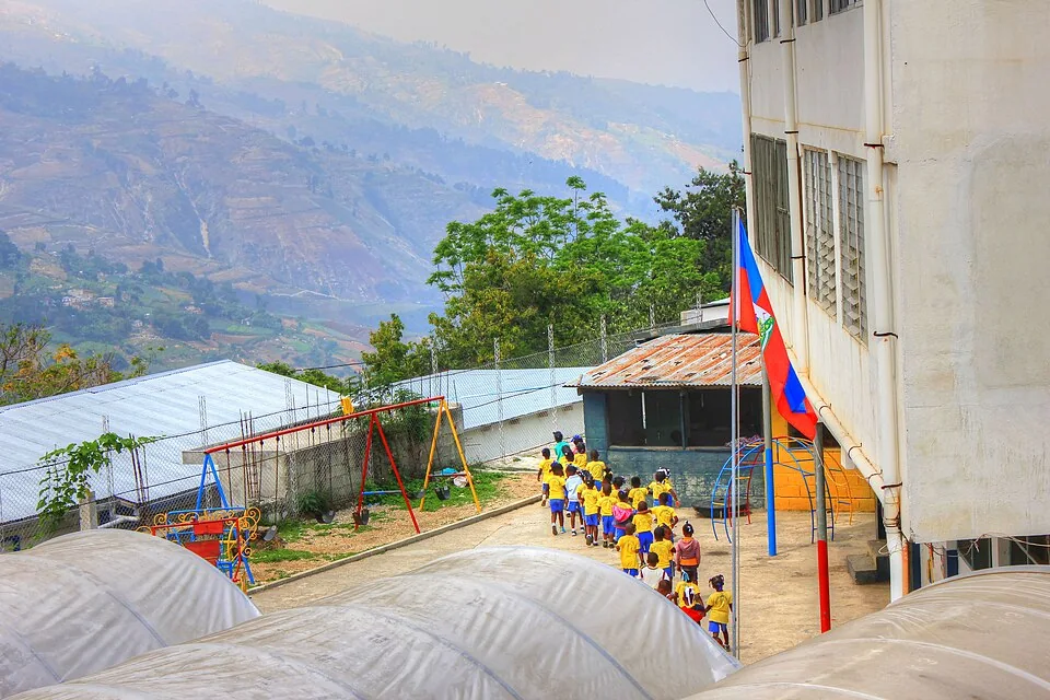 Niños en un patio escolar haitiano fotografiado en 2014