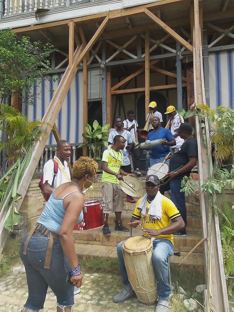 Músicos de rara durante un ensayo en una escuela de danza haitiana en 2020