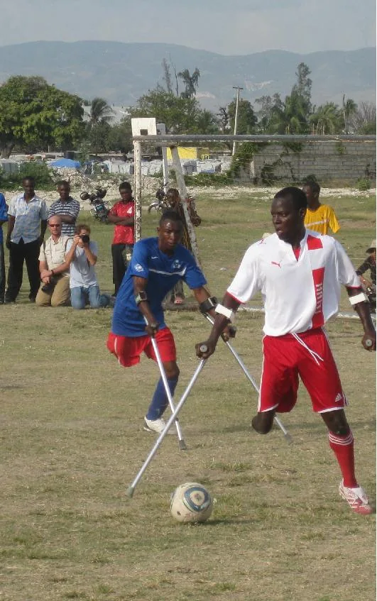 Dos jugadores haitianos de fútbol de amputados disputan un balón en Port-au-Prince