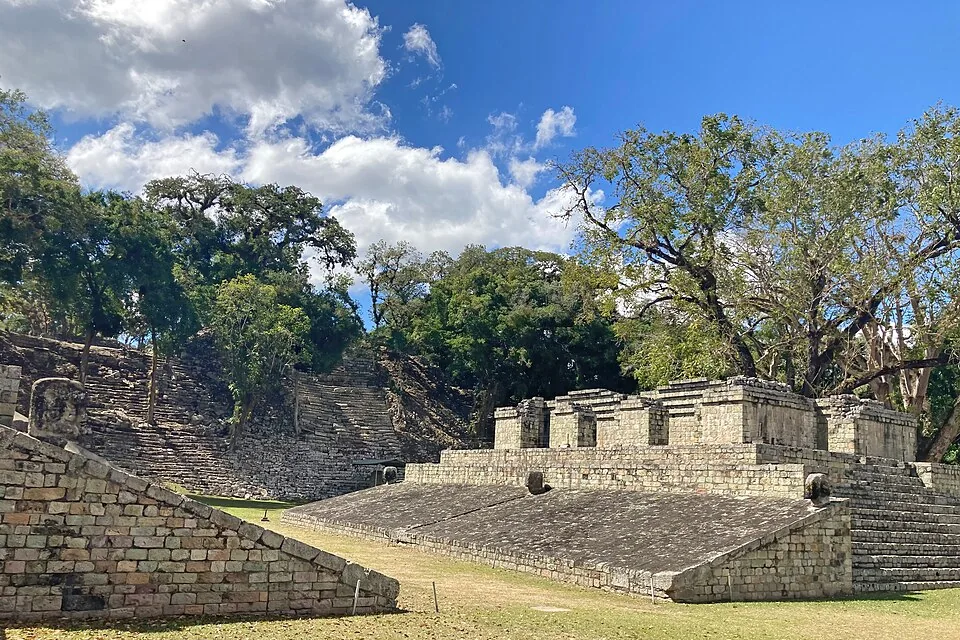 Cancha del juego de pelota en Copán Ruinas