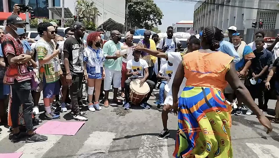 Personas bailando al ritmo de tambores durante una manifestación garífuna