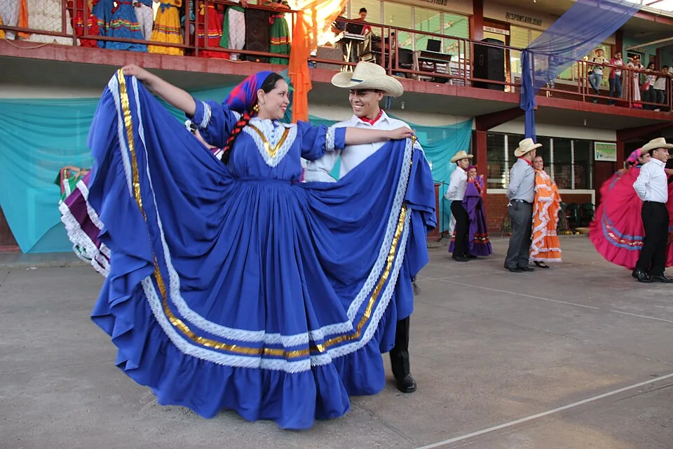 Bailarina del Ballet Folklórico Oro Lenca durante una presentación en La Esperanza