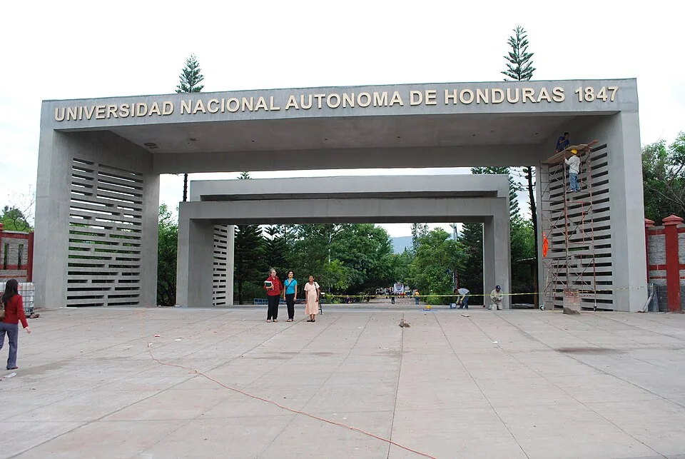 Entrada principal peatonal de la Universidad Nacional Autónoma de Honduras