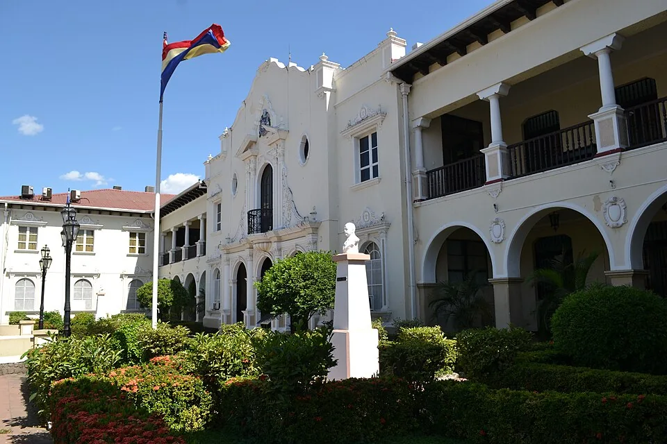 Fachada del edificio central de la UNAN-León