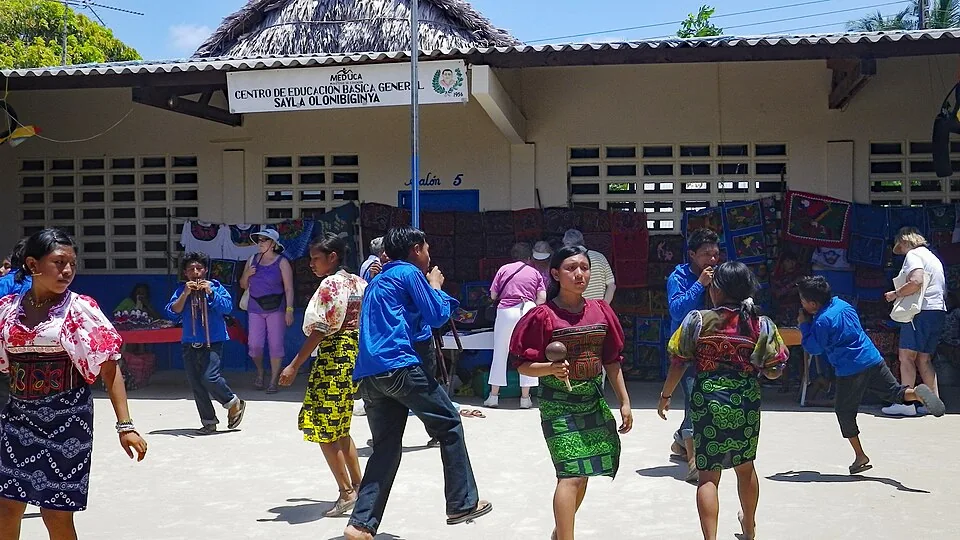 Participantes de una danza tradicional guna fotografiados en 2011