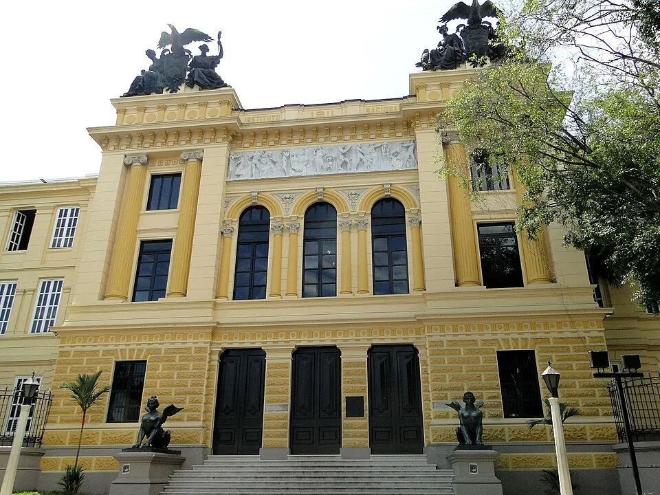 Edificio del Instituto Nacional de Panamá fotografiado en 2012