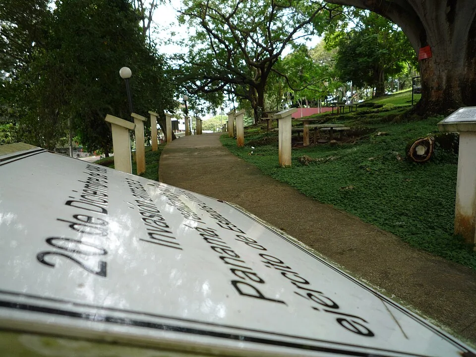 Paseo arbolado de la ciudad universitaria de la Universidad de Panamá