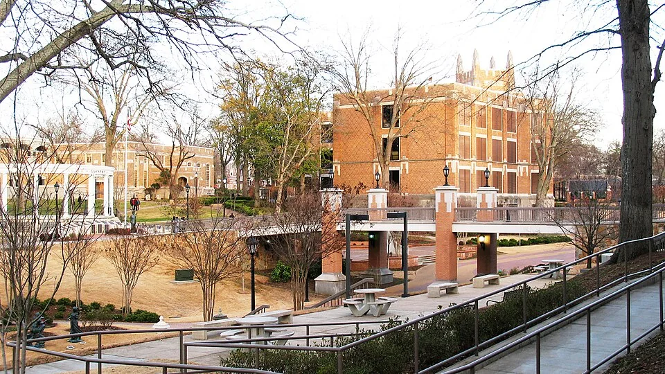 Vista de edificios y zonas verdes del campus de la Universidad Nacional de Asunción