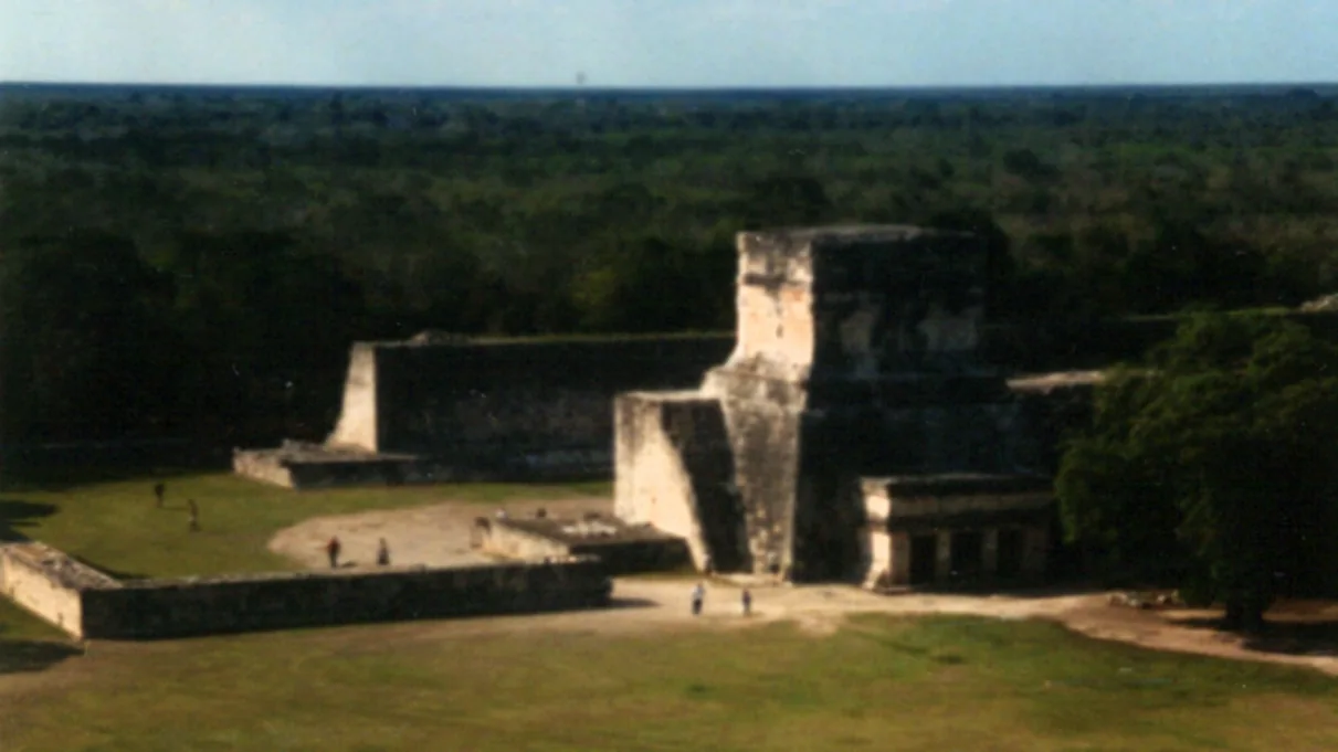 Cancha de juego de pelota en Chichén Itzá, patrimonio corporal mesoamericano