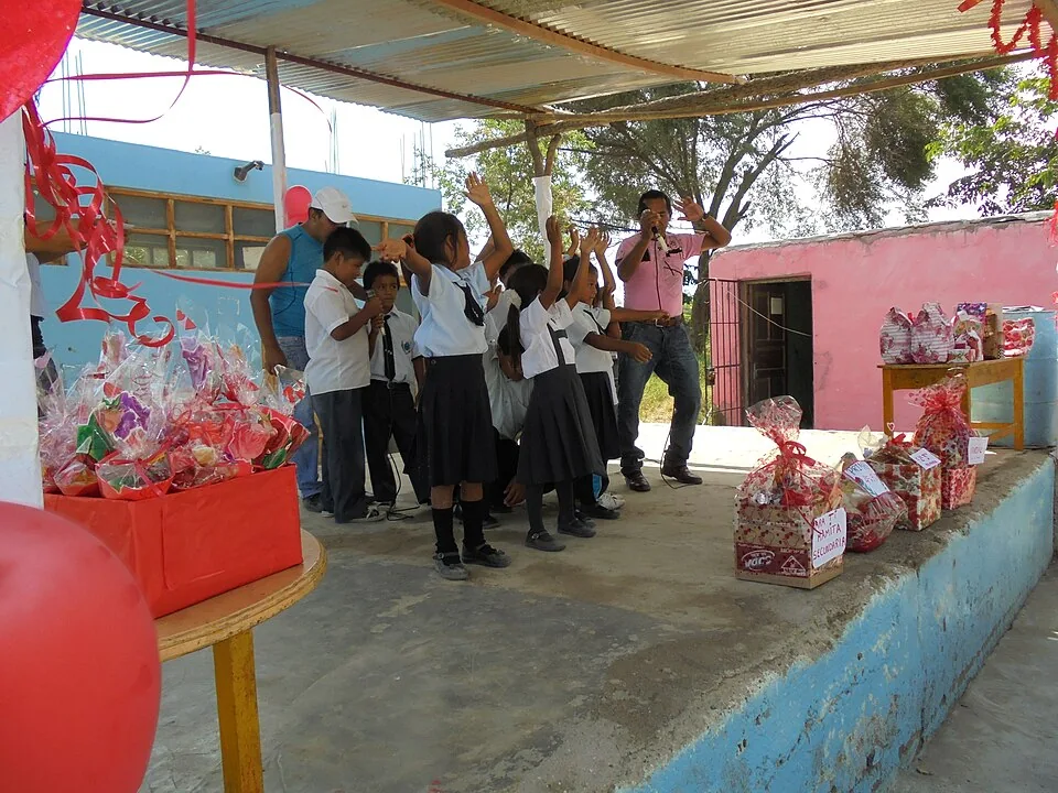 Estudiantes de una escuela de Nivín cantando y bailando durante una actuación