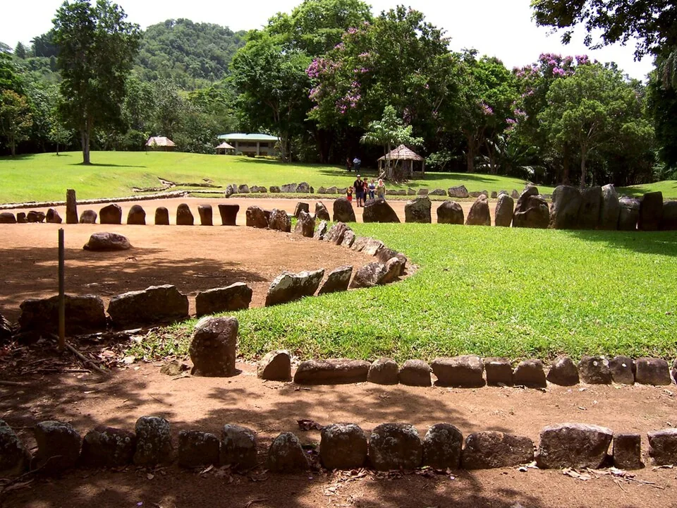 Plaza y alineaciones de piedra del sitio ceremonial de Caguana en Utuado