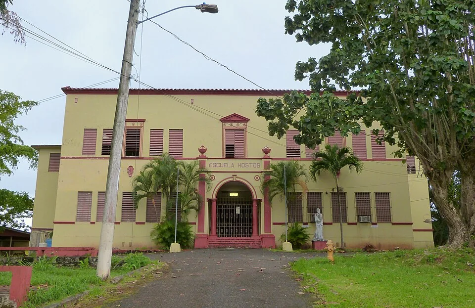 Fachada de la escuela Eugenio María de Hostos de Las Marías fotografiada en 2017