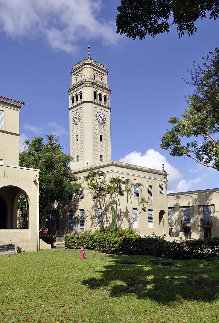 Torre de la Universidad de Puerto Rico y edificios del campus de Río Piedras