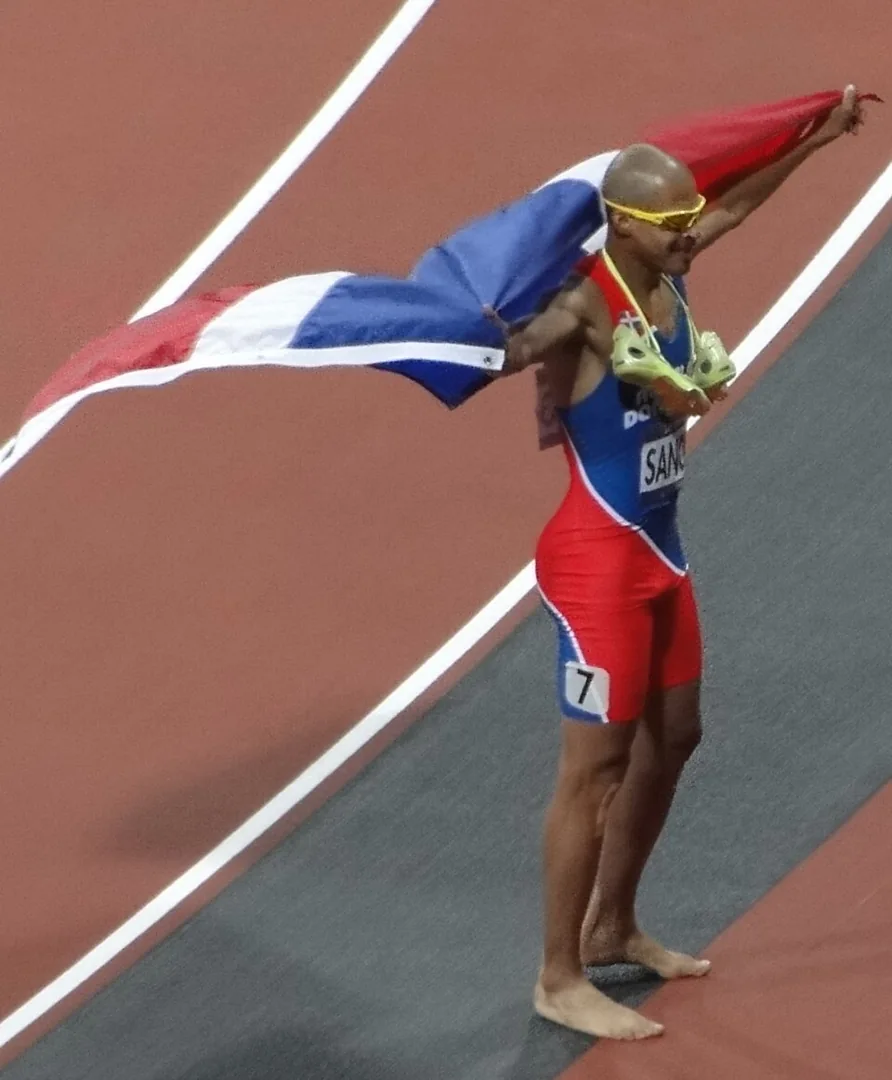 Félix Sánchez con la bandera dominicana durante una vuelta de honor en Londres 2012
